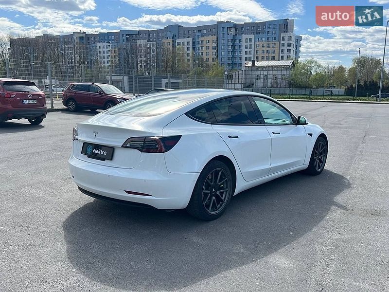 Седан Tesla Model 3 2021 в Львове
