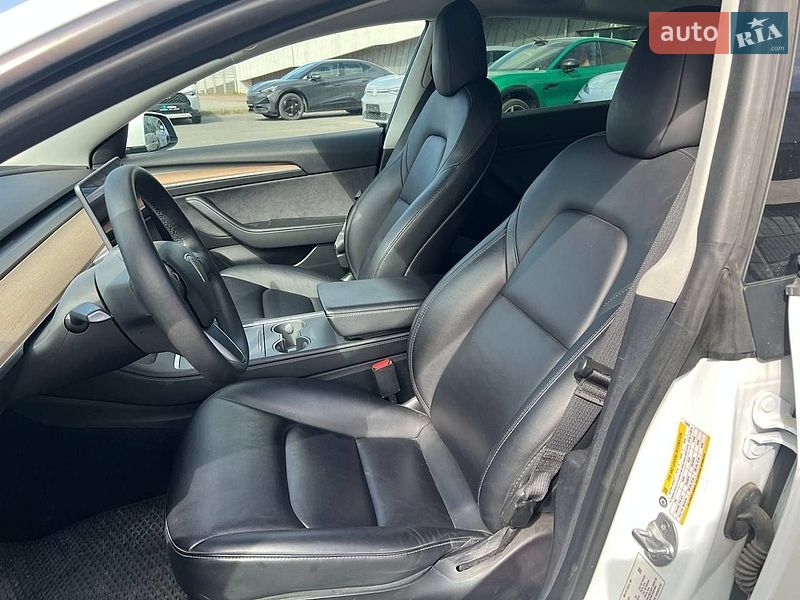Седан Tesla Model 3 2021 в Львове