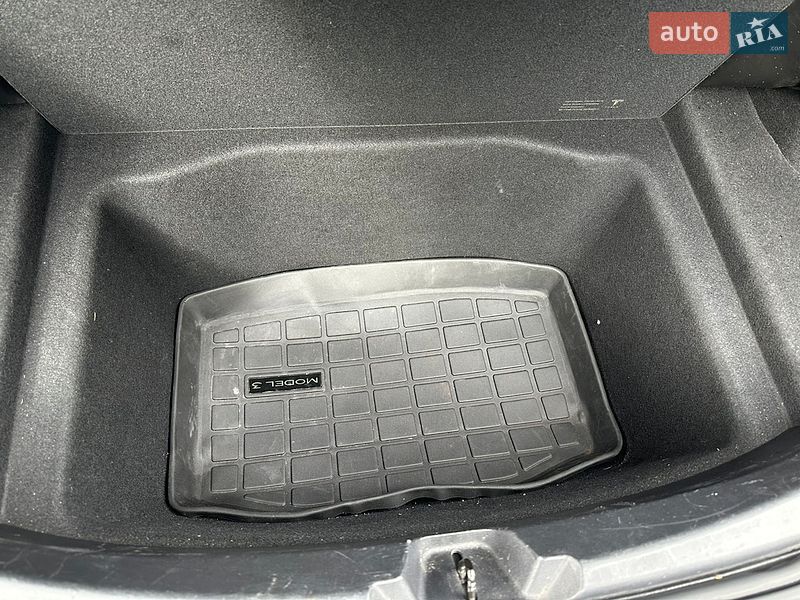 Седан Tesla Model 3 2019 в Киеве
