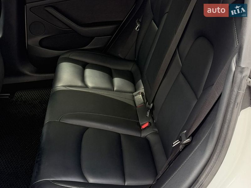 Седан Tesla Model 3 2021 в Чернигове
