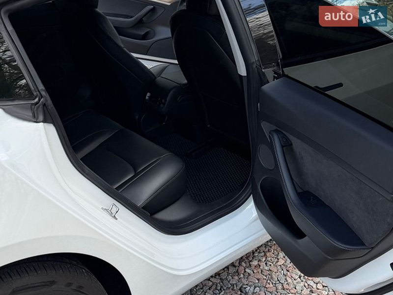 Седан Tesla Model 3 2021 в Чернигове