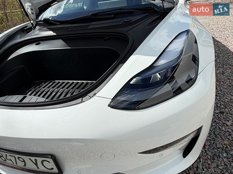 Седан Tesla Model 3 2021 в Чернигове