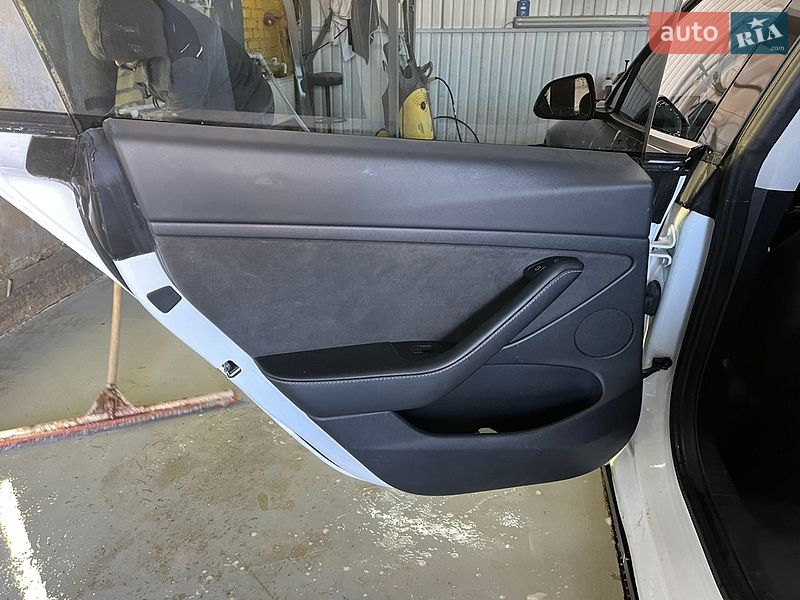 Седан Tesla Model 3 2022 в Львове