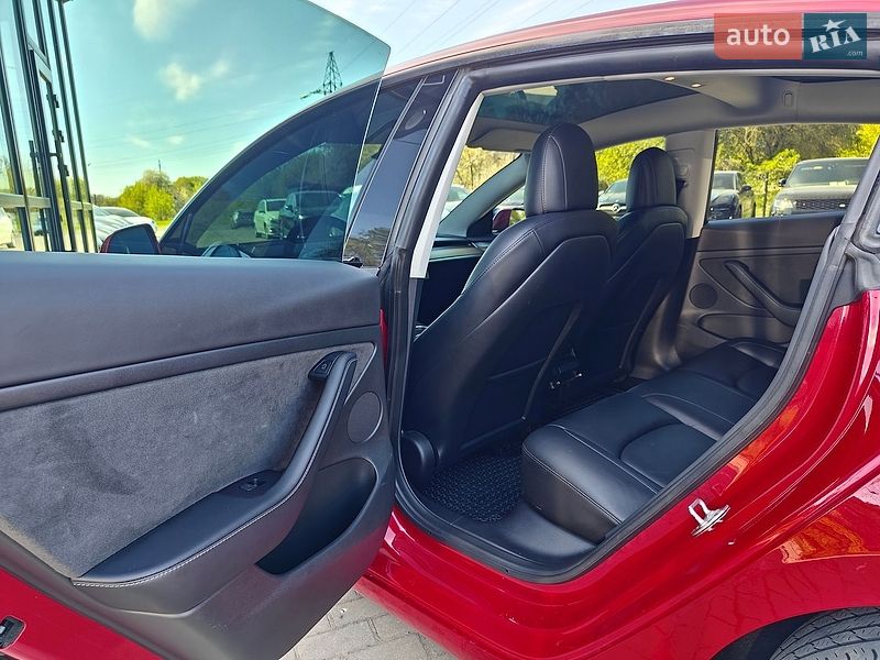 Седан Tesla Model 3 2022 в Львове