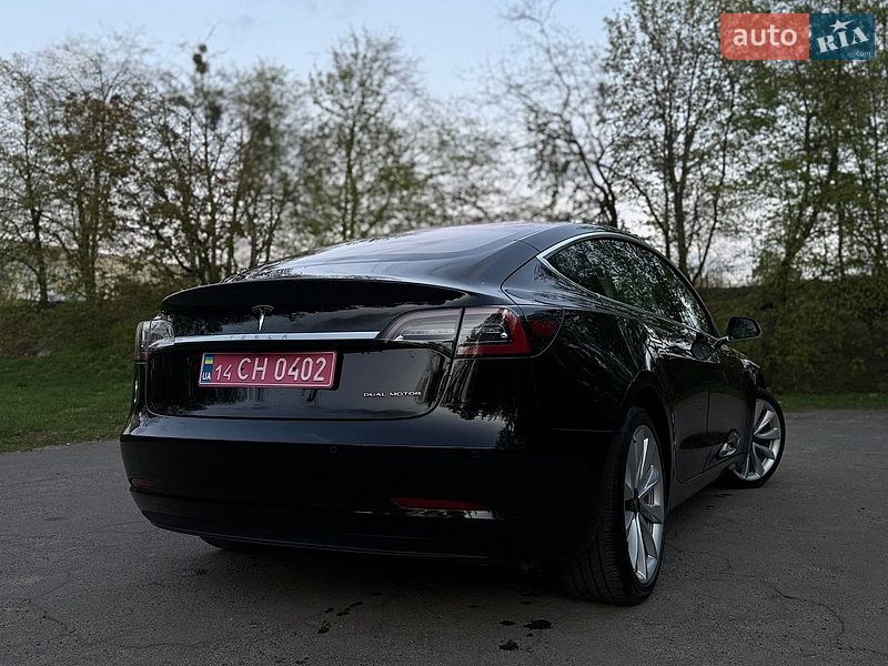 Седан Tesla Model 3 2019 в Львове