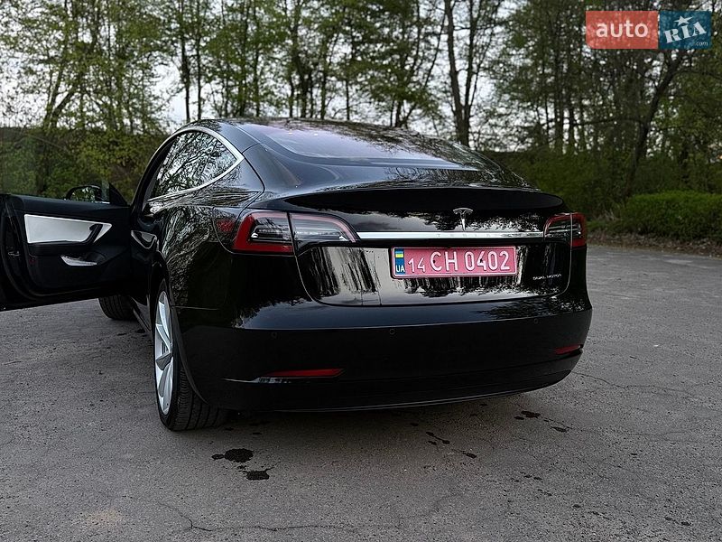 Седан Tesla Model 3 2019 в Львове