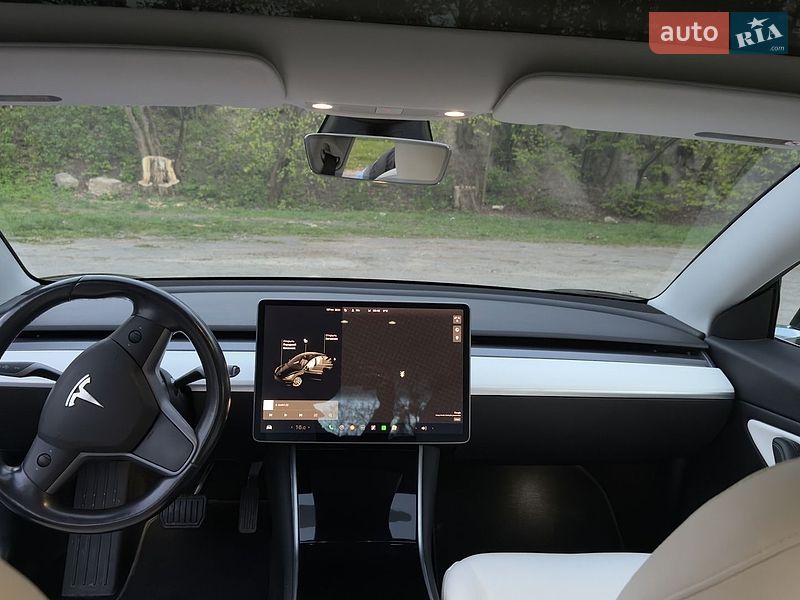 Седан Tesla Model 3 2019 в Львове