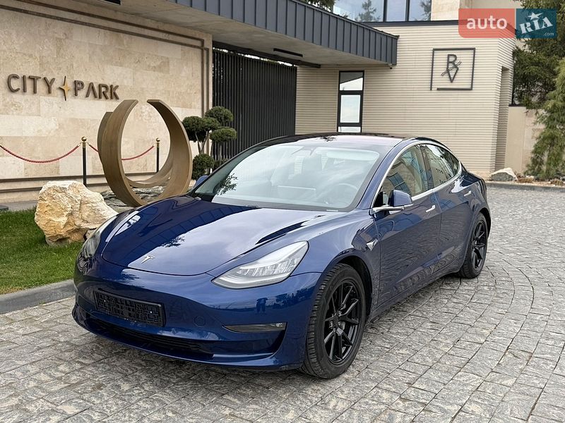 Седан Tesla Model 3 2018 в Львове