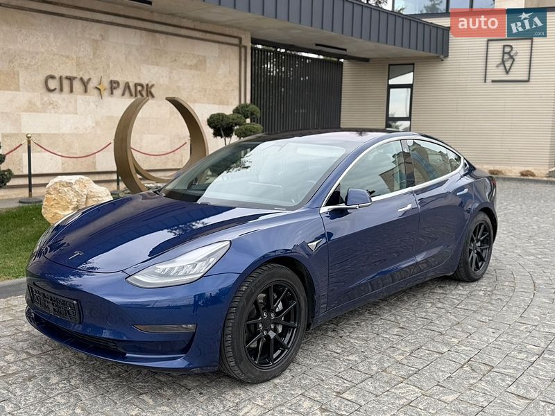 Седан Tesla Model 3 2018 в Львове