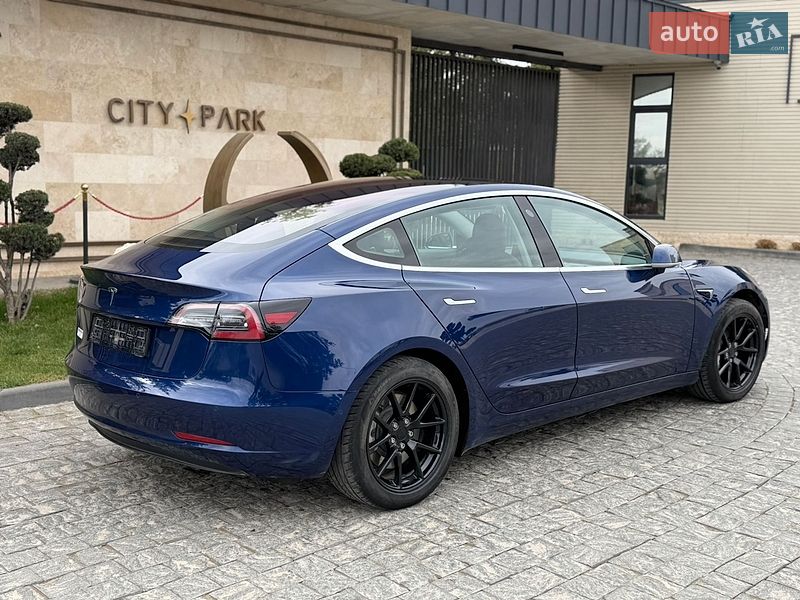 Седан Tesla Model 3 2018 в Львове