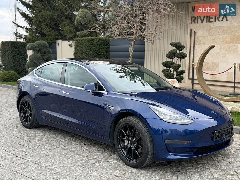 Седан Tesla Model 3 2018 в Львове