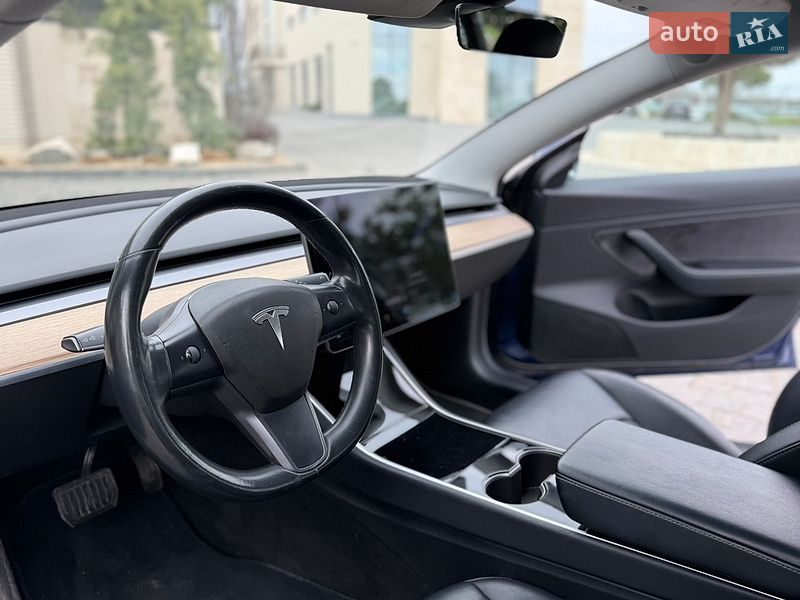 Седан Tesla Model 3 2018 в Львове