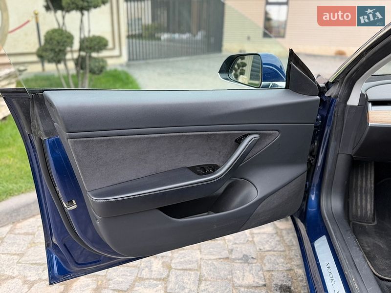 Седан Tesla Model 3 2018 в Львове