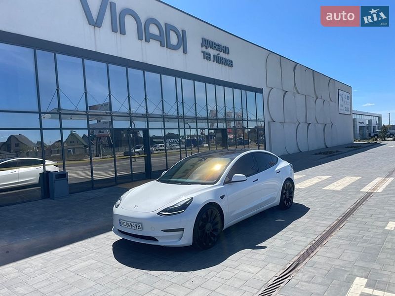 Седан Tesla Model 3 2023 в Луцке