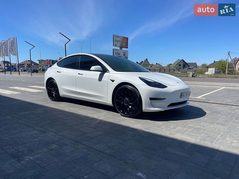 Седан Tesla Model 3 2023 в Луцке
