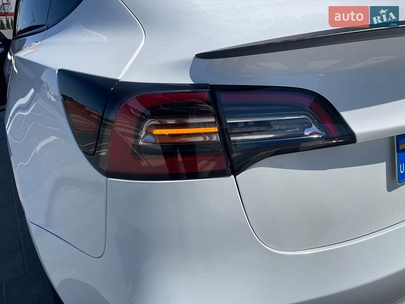 Седан Tesla Model 3 2023 в Луцке