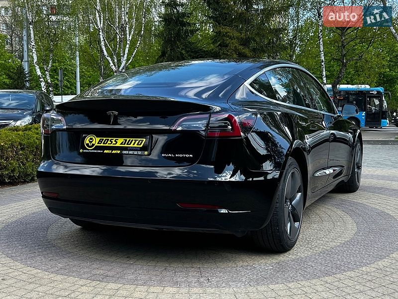Седан Tesla Model 3 2020 в Львове