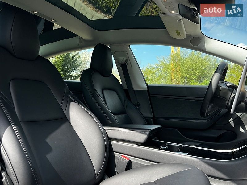 Седан Tesla Model 3 2020 в Львове
