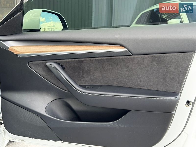 Седан Tesla Model 3 2022 в Киеве