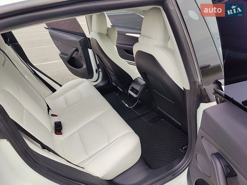 Седан Tesla Model 3 2021 в Львове