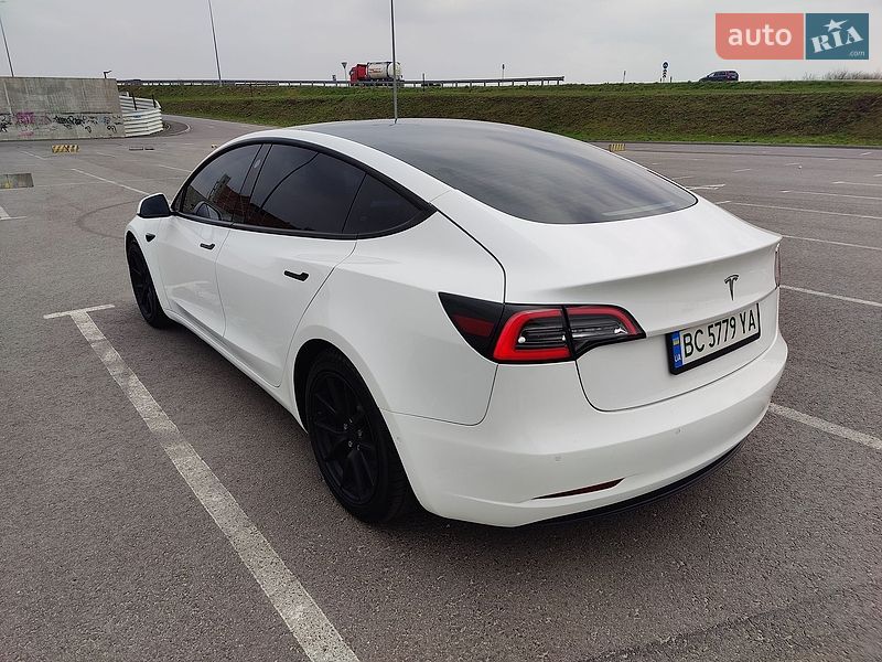 Седан Tesla Model 3 2021 в Львове
