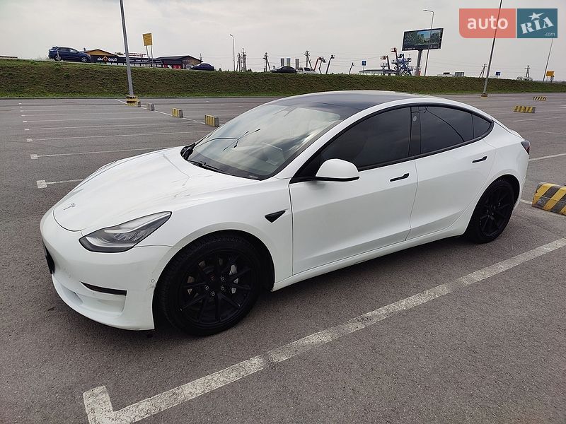 Седан Tesla Model 3 2021 в Львове