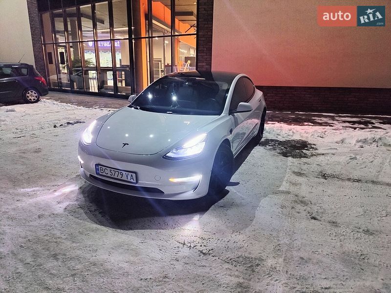 Седан Tesla Model 3 2021 в Львове