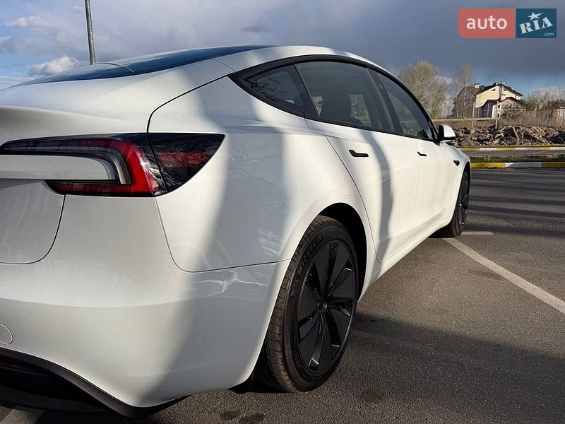 Седан Tesla Model 3 2025 в Киеве