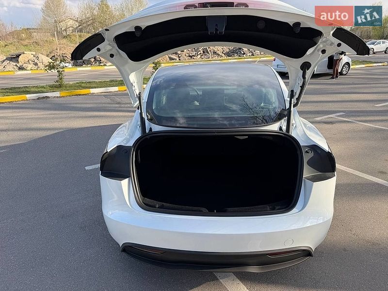 Седан Tesla Model 3 2025 в Киеве