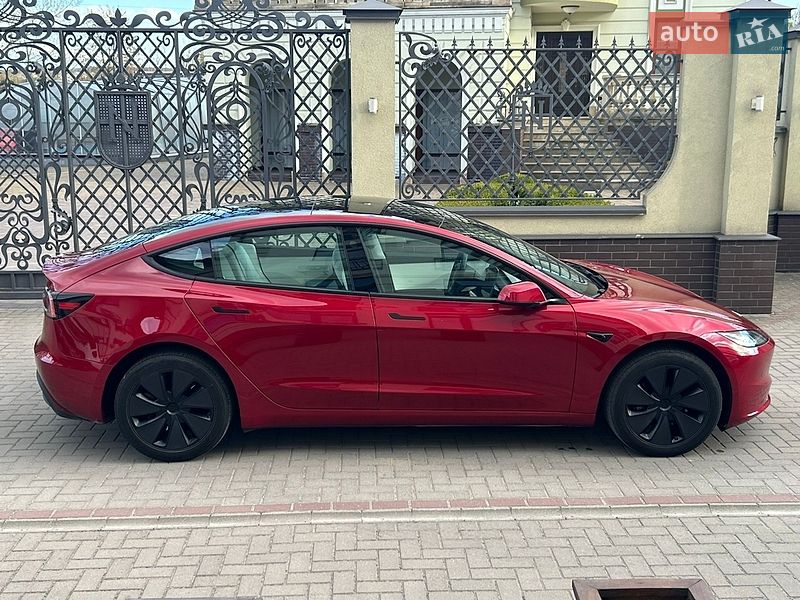 Седан Tesla Model 3 2024 в Львове