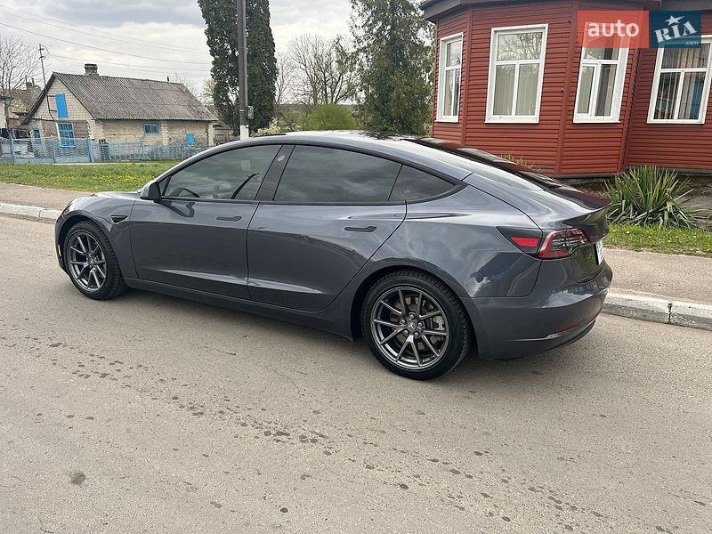 Седан Tesla Model 3 2021 в Ровно