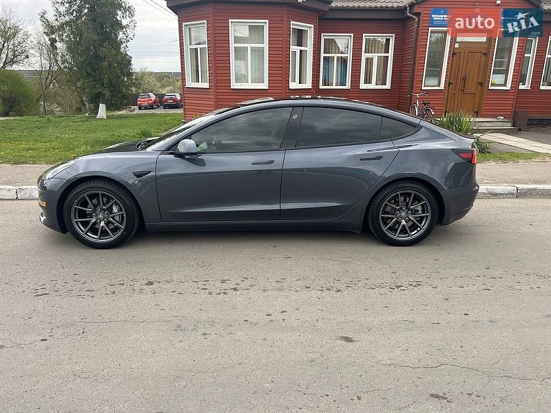 Седан Tesla Model 3 2021 в Ровно