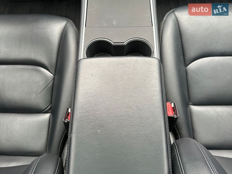 Седан Tesla Model 3 2019 в Киеве