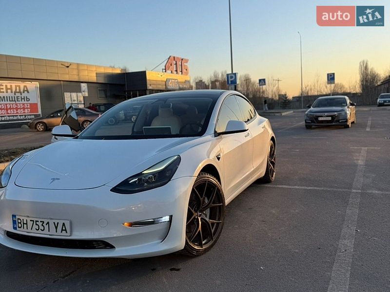 Седан Tesla Model 3 2023 в Києві