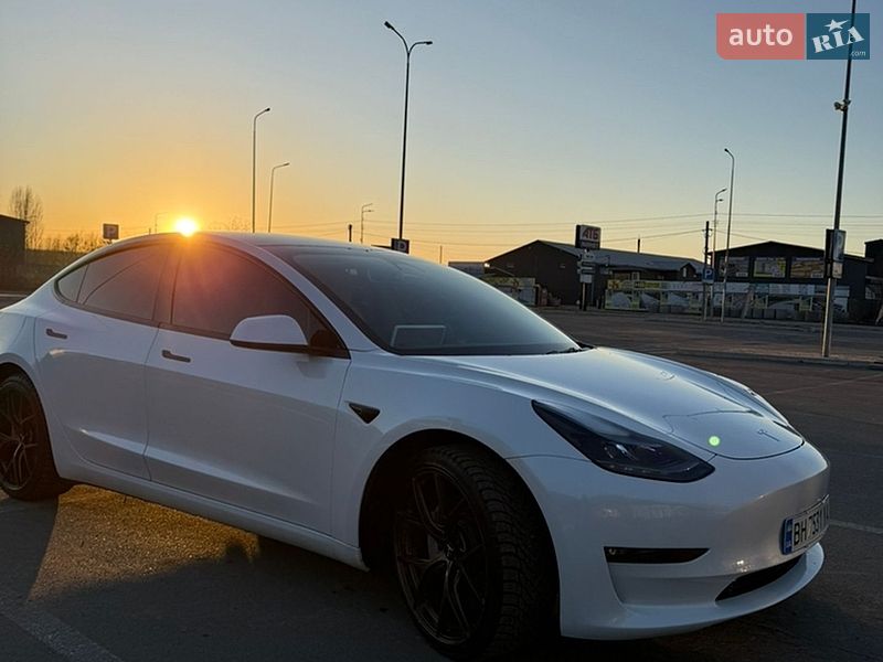 Седан Tesla Model 3 2023 в Києві