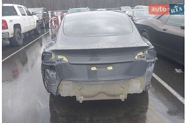 Седан Tesla Model 3 2023 в Ужгороді