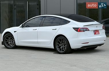 Седан Tesla Model 3 2021 в Черновцах