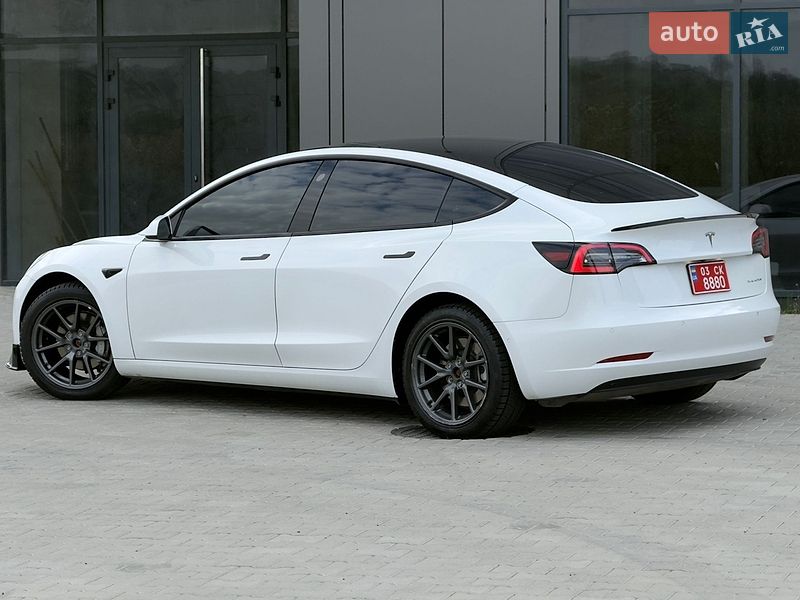 Седан Tesla Model 3 2021 в Черновцах