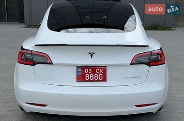 Седан Tesla Model 3 2021 в Черновцах