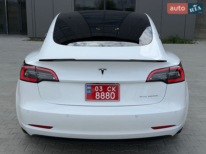 Седан Tesla Model 3 2021 в Черновцах