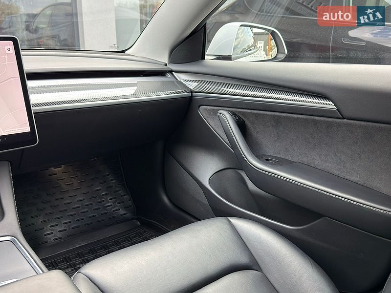 Седан Tesla Model 3 2021 в Черновцах