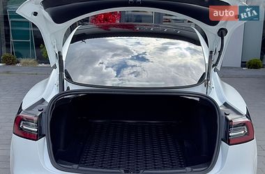 Седан Tesla Model 3 2021 в Черновцах
