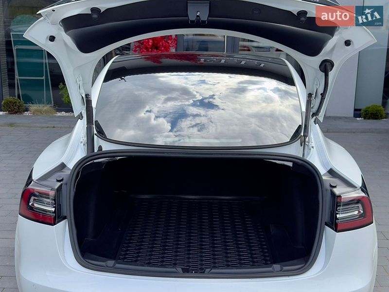 Седан Tesla Model 3 2021 в Черновцах