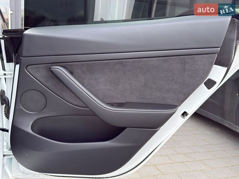 Седан Tesla Model 3 2021 в Черновцах