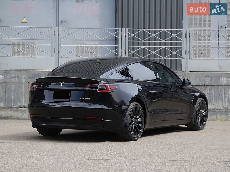 Седан Tesla Model 3 2021 в Киеве