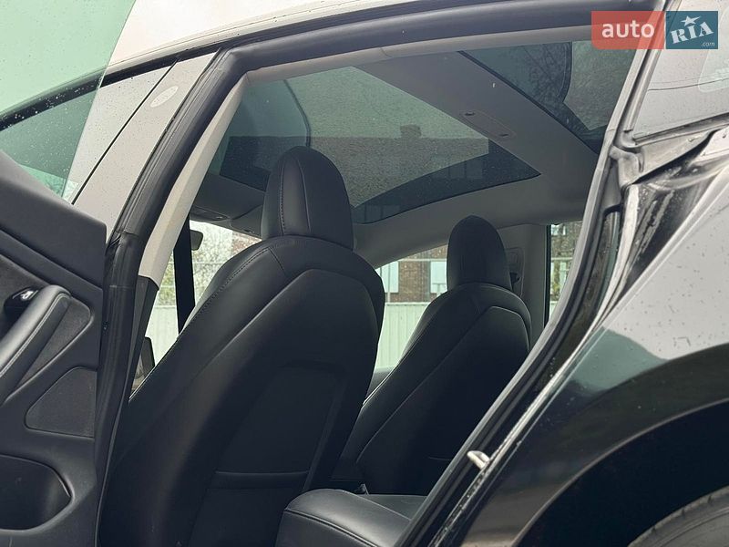 Седан Tesla Model 3 2019 в Киеве