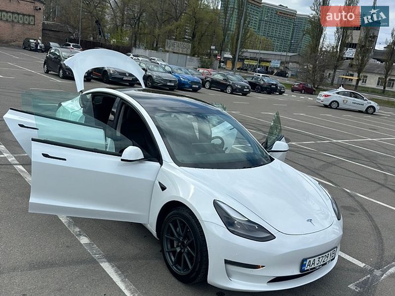 Седан Tesla Model 3 2021 в Києві