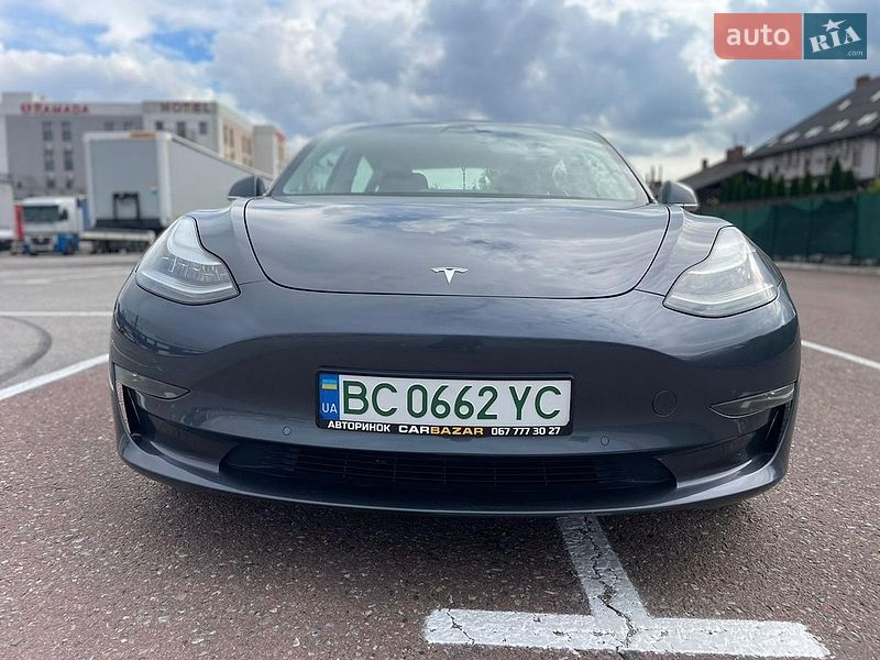 Седан Tesla Model 3 2019 в Львове