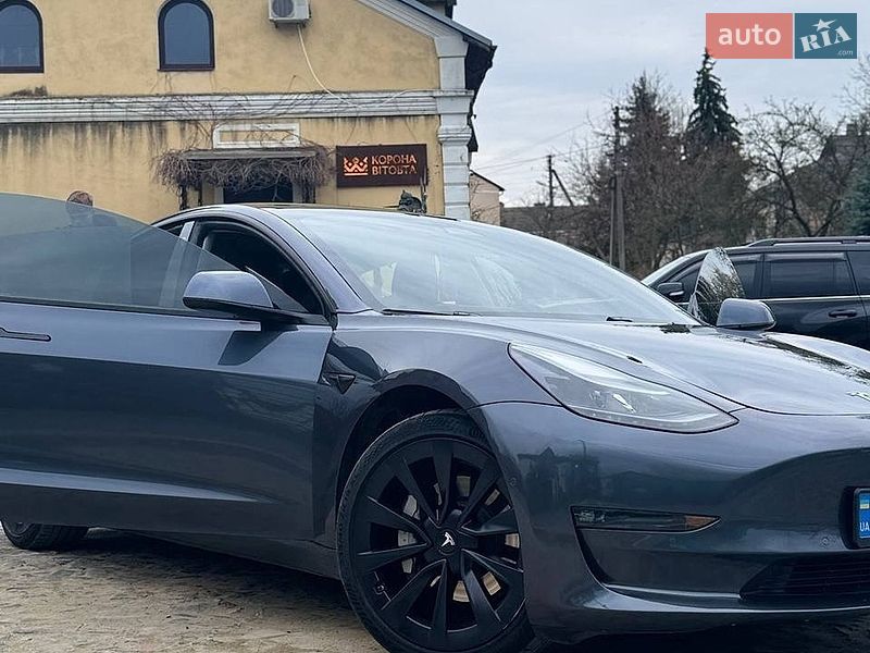 Седан Tesla Model 3 2020 в Львове