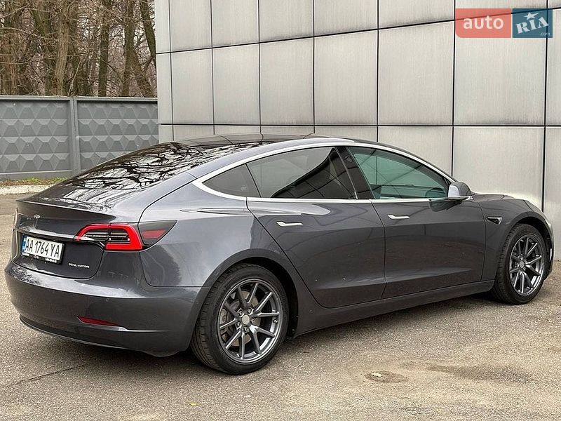 Седан Tesla Model 3 2018 в Львове